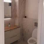 Rakennuspalvelu Åkermarckin rakentama moderni WC.