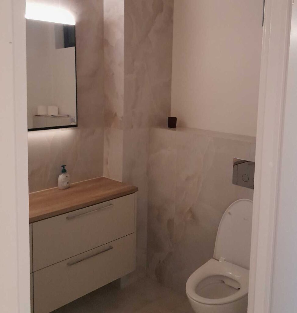 Rakennuspalvelu Åkermarckin rakentama moderni WC.